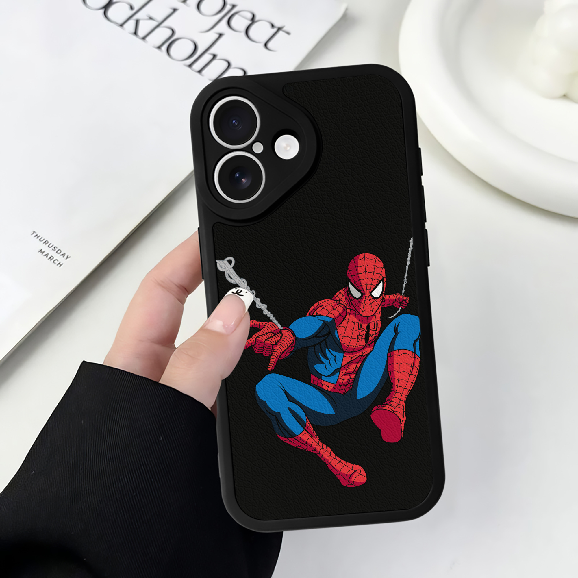 （画像用） アベンジャーズ The Avengers 【iPhone 16シリーズ対応】シリコンスマホケース（レザー調） 材質：シリコン
